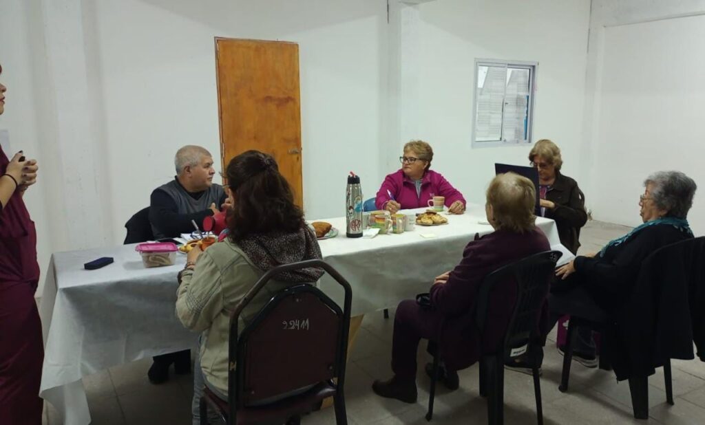 Elecciones: Ayudan a los adultos mayores a conocer su lugar de votación