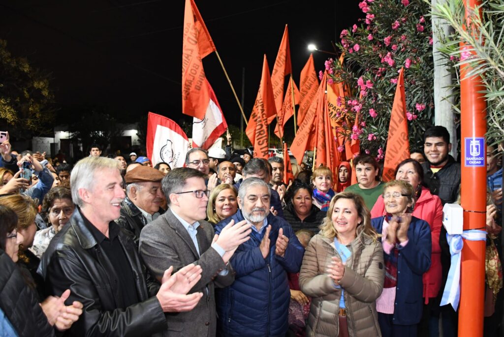 Habilitan la nueva iluminación Led y semáforo en el barrio Sarmiento Habilitan la nueva iluminación Led y semáforo en el barrio Sarmiento