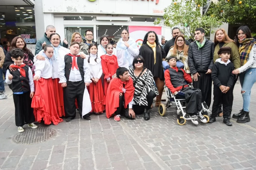 Destacada participación del ballet inclusivo Sonckoy Manta, en el Santiago Baila