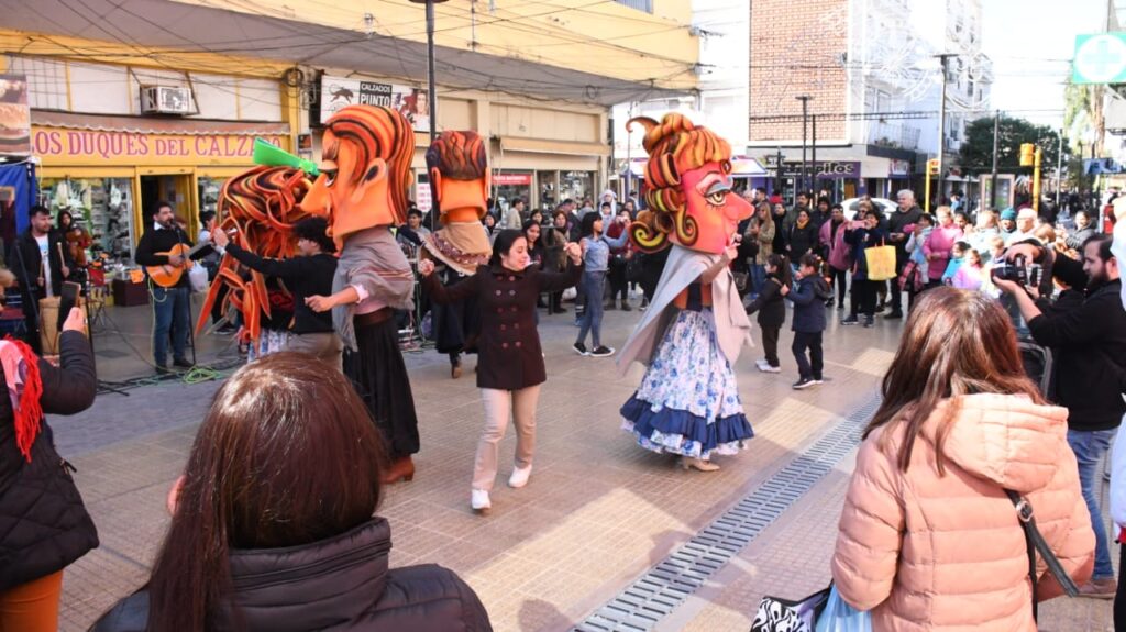 “Pasacalles Cabezudos” llenó de color y danza el centro de la ciudad