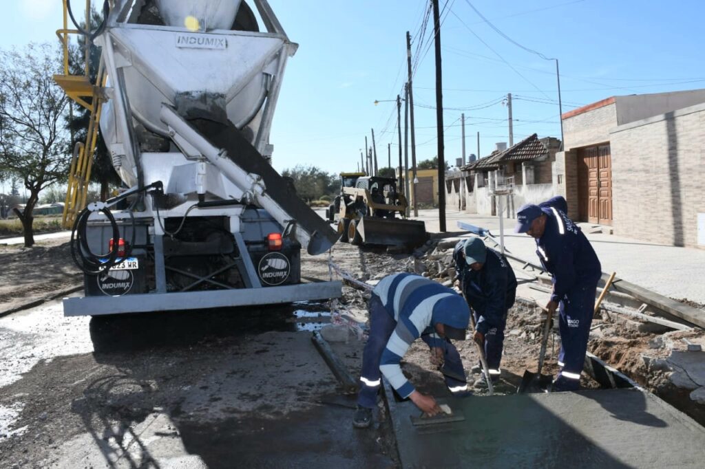 Realizan mantenimiento de la red vial del barrio Ejército Argentino