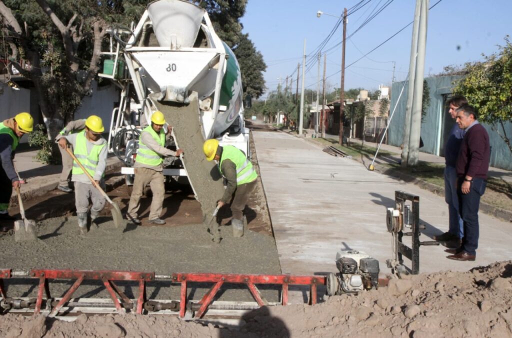 Ejecutan obras de pavimento en calles del barrio La Fraternidad