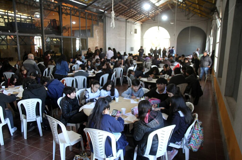 Jóvenes bandeños participan en el concurso de dibujo “Yo te busco”