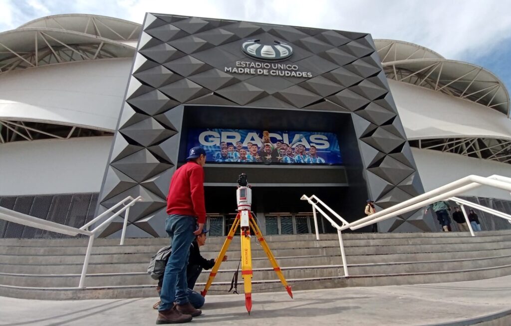 Estudiantes de la Unse escanean el Estadio Único para generar un modelo 3D