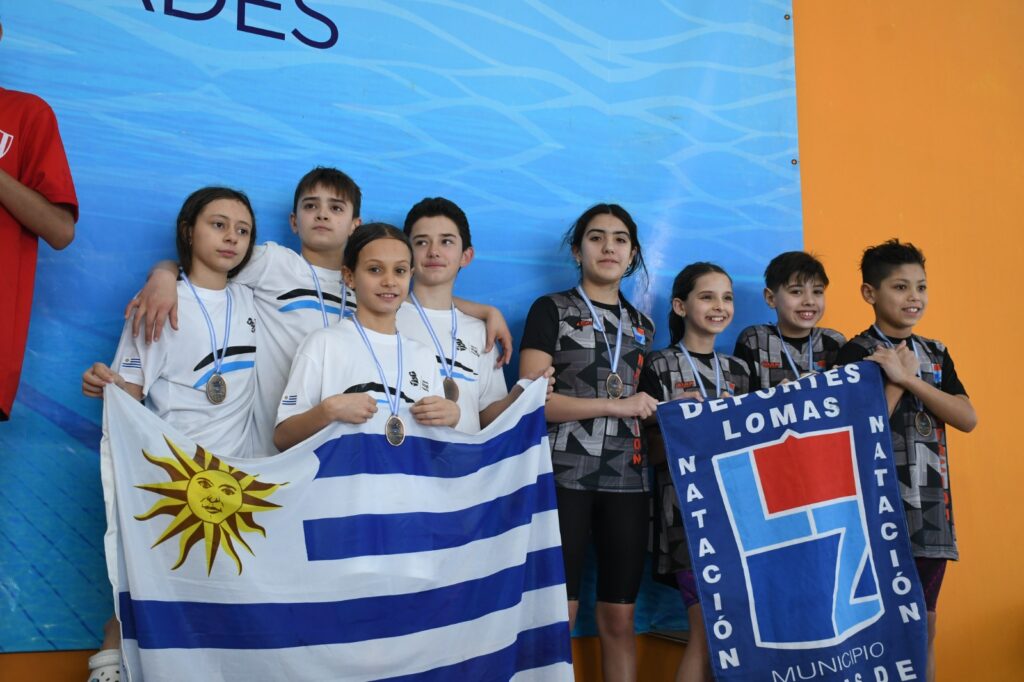 Nadadores de Argentina y Uruguay participan en un campeonato en el Natatorio “Madre de Ciudades” Nadadores de Argentina y Uruguay participan en un campeonato en el Natatorio “Madre de Ciudades”
