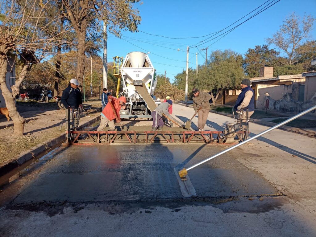 Avanzan trabajos de pavimentación en el barrio La Fraternidad