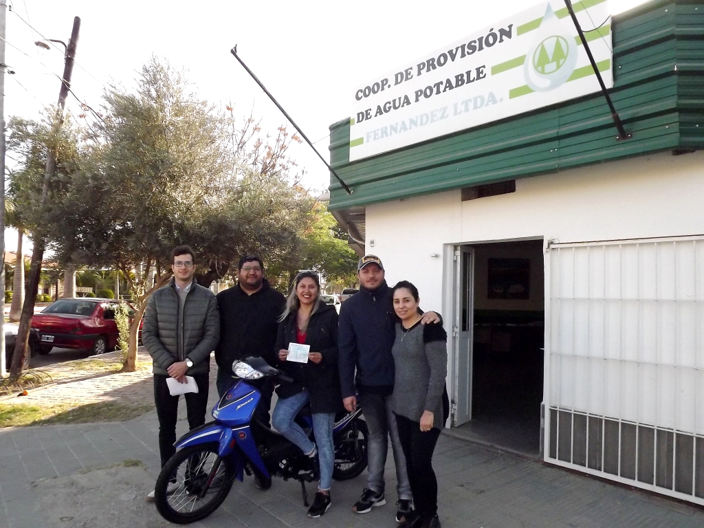La Cooperativa de Agua de Fernández sorteó una moto entre sus usuarios