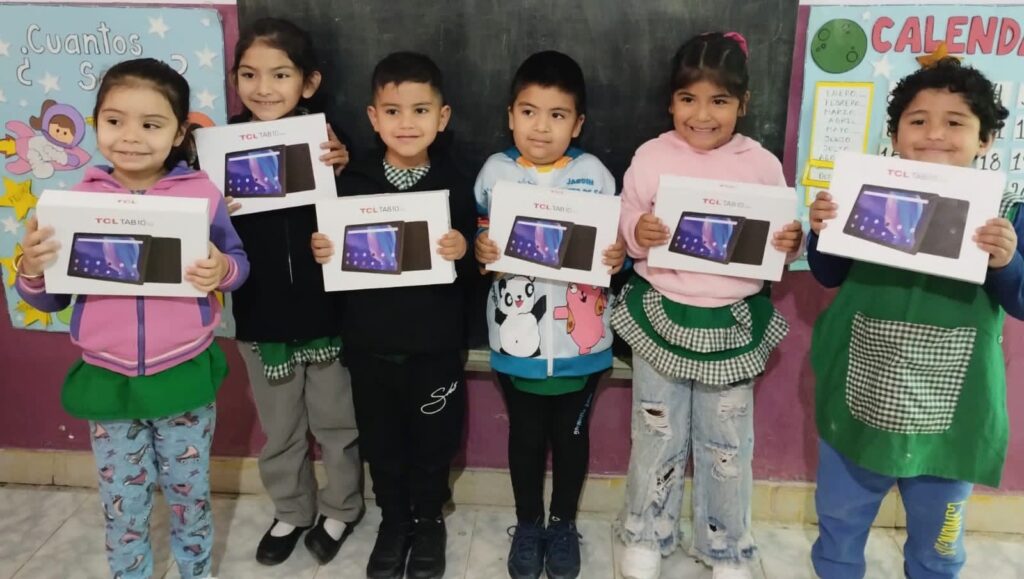 Entregan tablets y materiales didácticos a niños de jardines municipales de Loreto