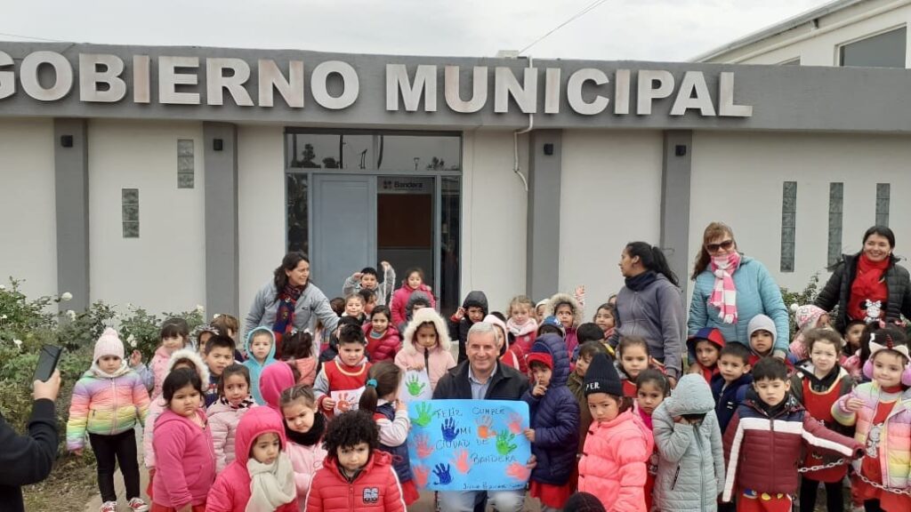 Niños y niñas de un jardín de infantes de Bandera conocieron la “Muni”