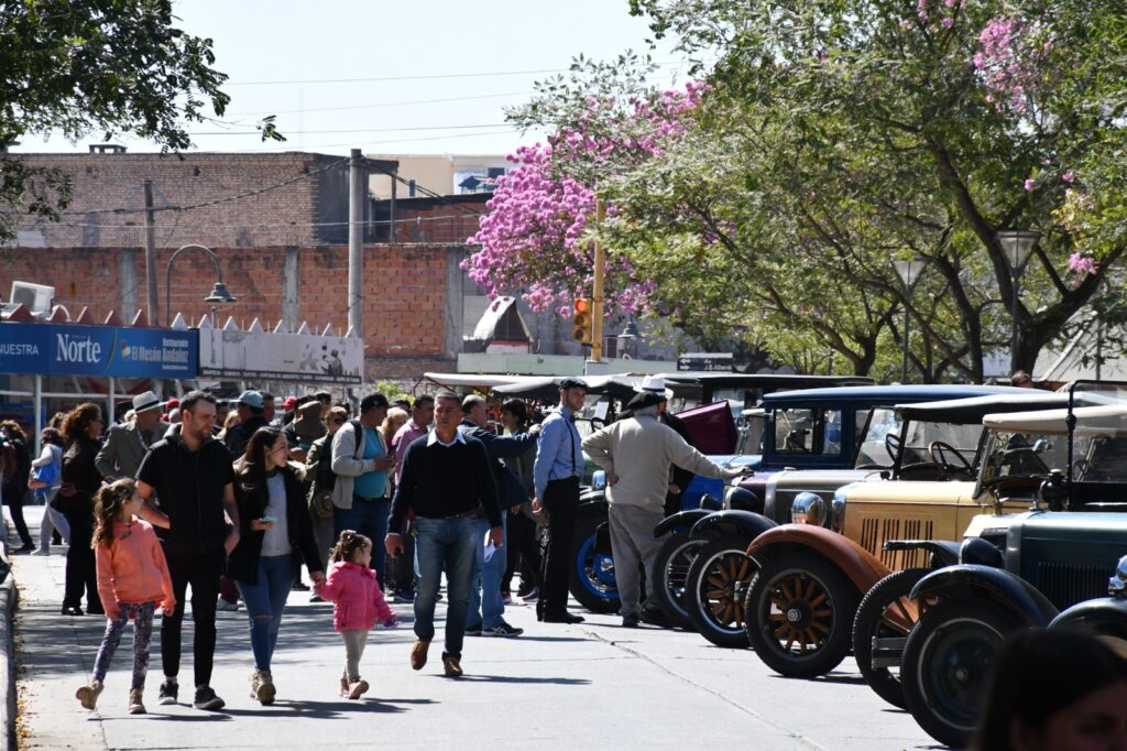 Autos antiguos brindan color a las calles de  Termas