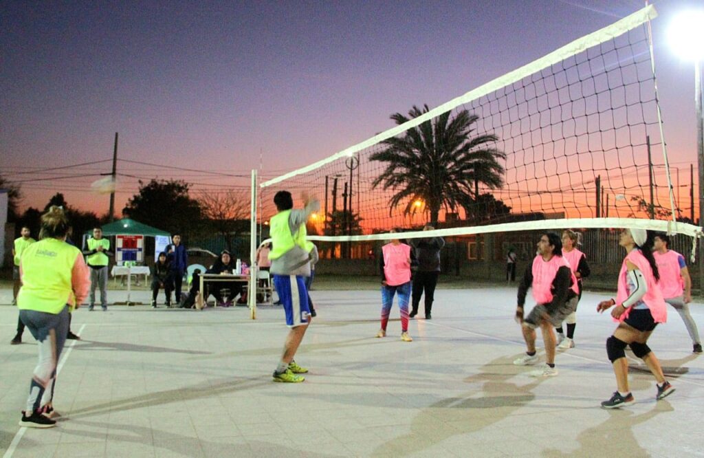 La Banda: Empleados municipales disputan un “Torneo de vóley mixto” La Banda: Empleados municipales disputan un “Torneo de vóley mixto”