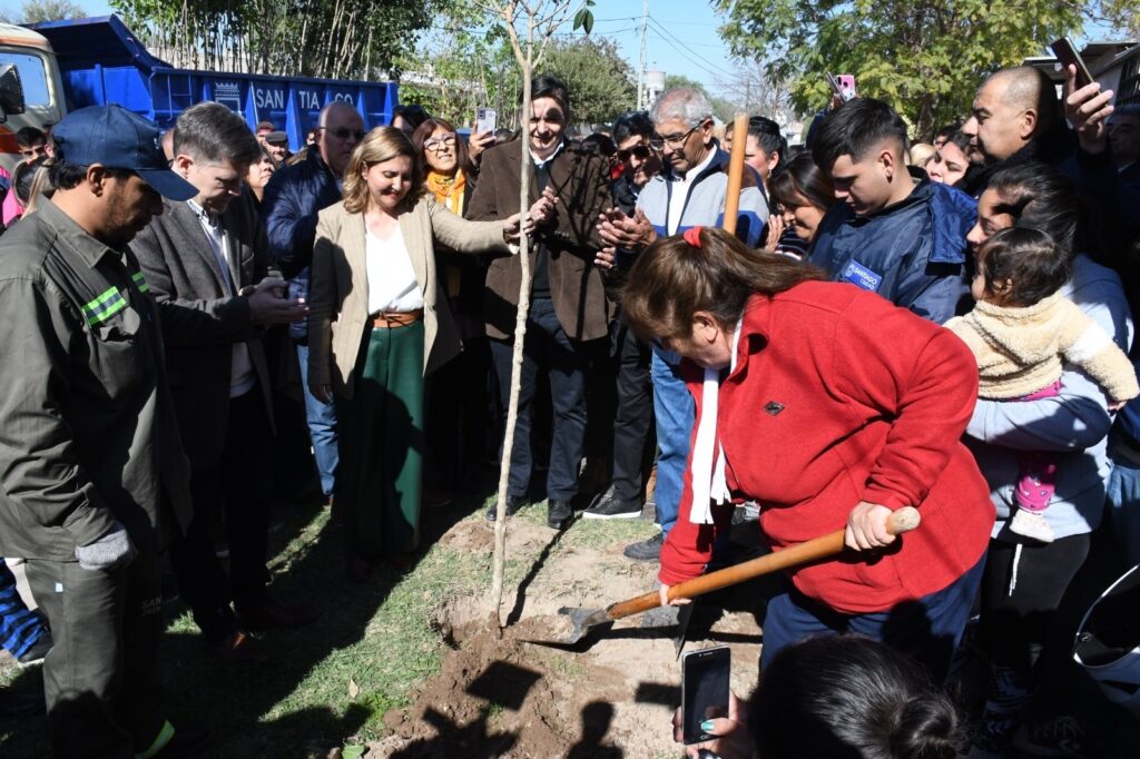 Comenzó la plantación de más de 4000 árboles en barrios capitalinos