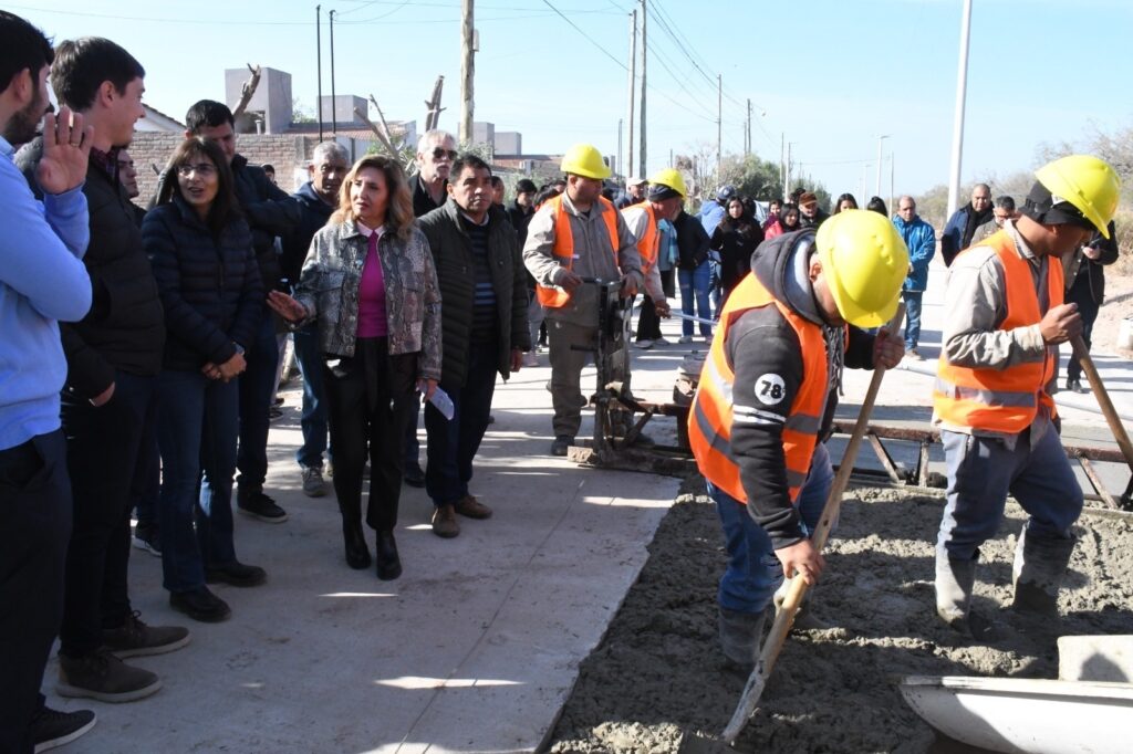 Pavimentan 16 cuadras del barrio Sixto Palavecino