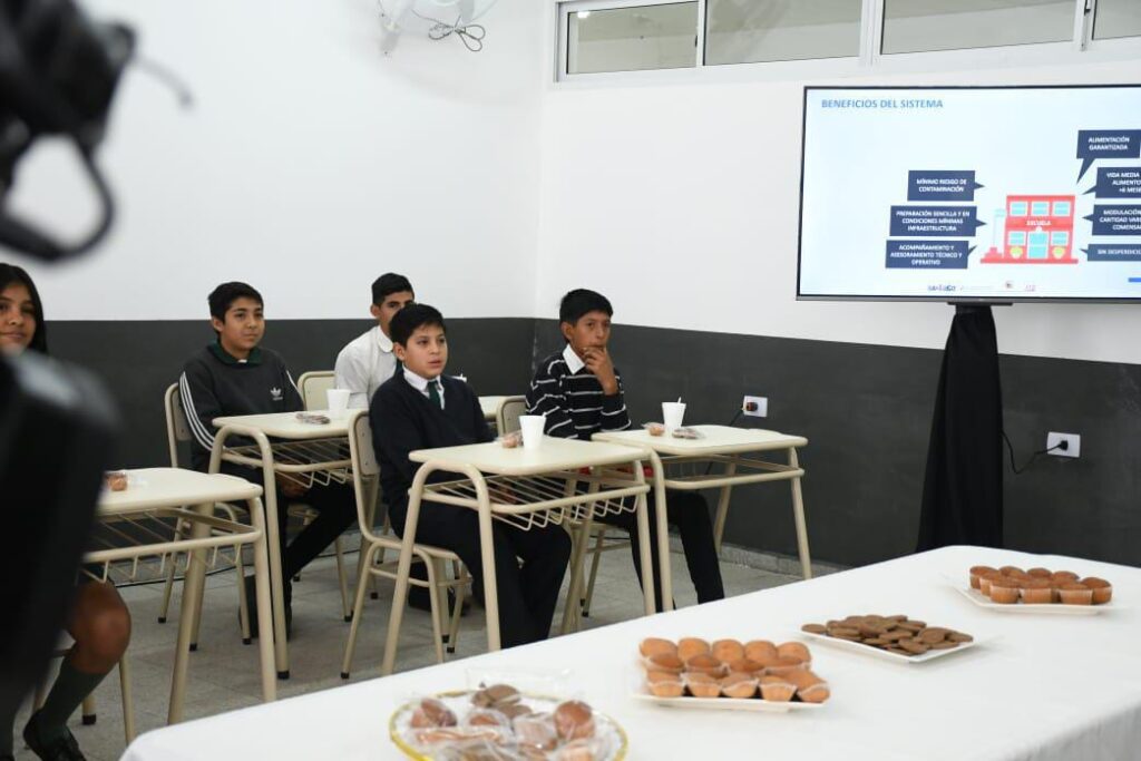 El programa de refuerzo alimentario alcanza a más de 65 mil estudiantes santiagueños