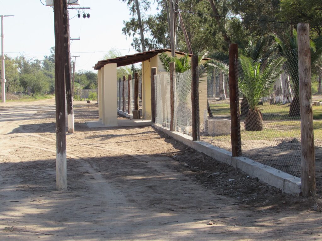 Renuevan el cerco perimetral del complejo municipal de Colonia El Simbolar