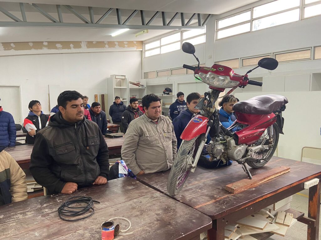 Dictarán cursos para auxiliar mecánico, herrería y construcción en Fernández