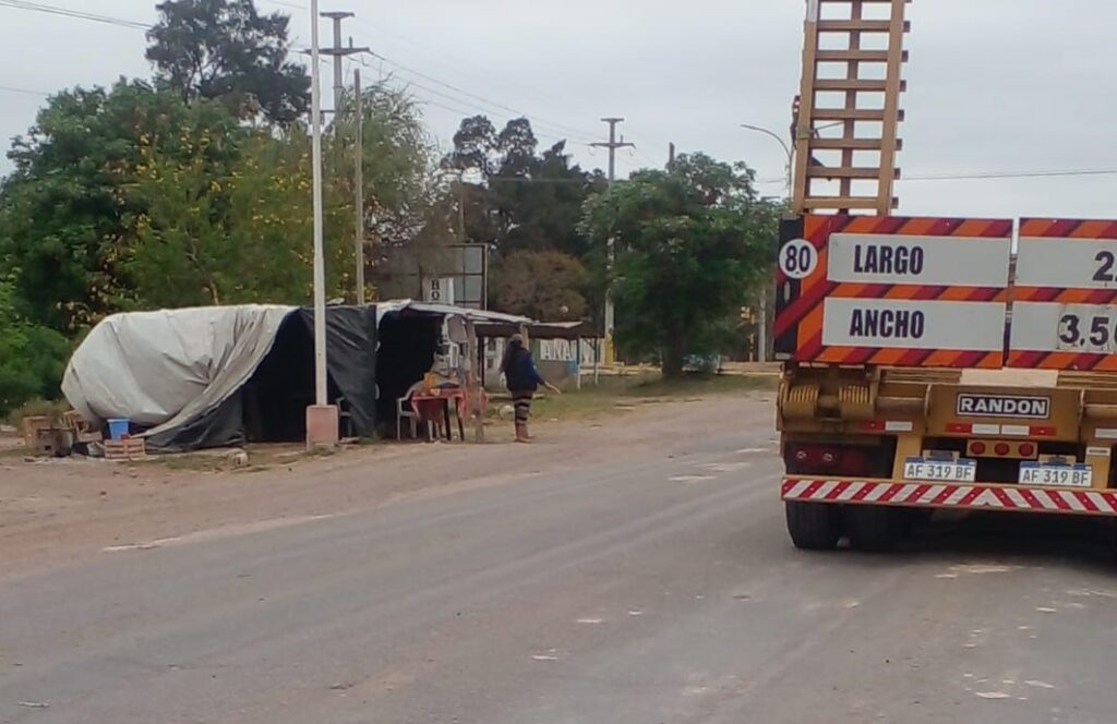 Preocupación y quejas por la instalación de puestos sobre la banquina de la ruta 92