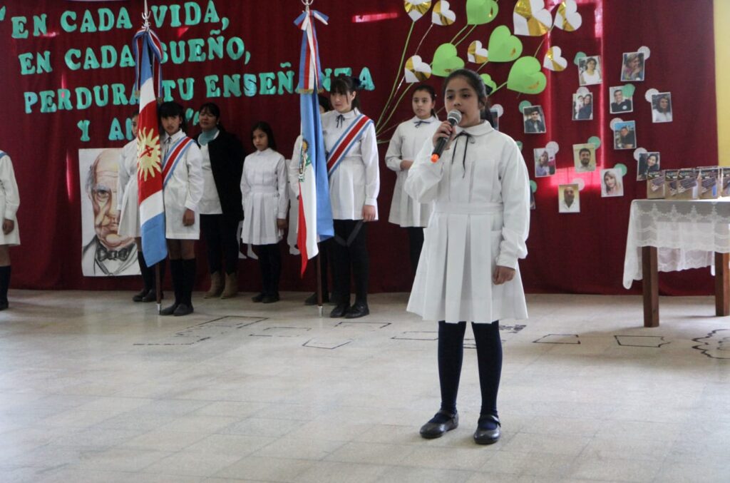 Estudiantes de la Escuela Primaria Municipal recordaron el “Día del Maestro” Estudiantes de la Escuela Primaria Municipal recordaron el “Día del Maestro”