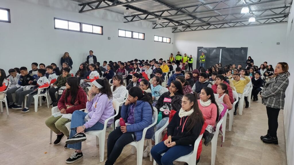 Dictan charlas a estudiantes de Clodomira para generar conciencia vial
