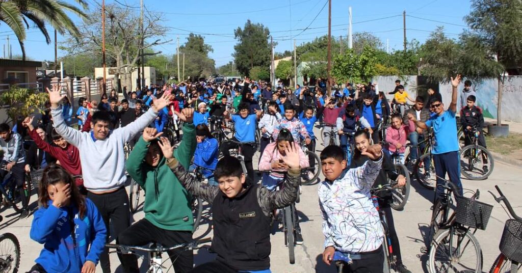 Estudiantes de Pinto realizaron una bicicleteada en el marco del aniversario de la ciudad Estudiantes de Pinto realizaron una bicicleteada en el marco del aniversario de la ciudad