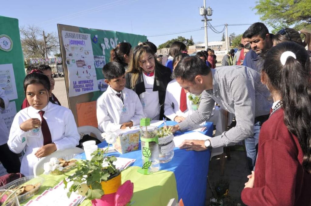 Fernández conmemoró el día de la Conciencia Ambiental con una Ecoferia