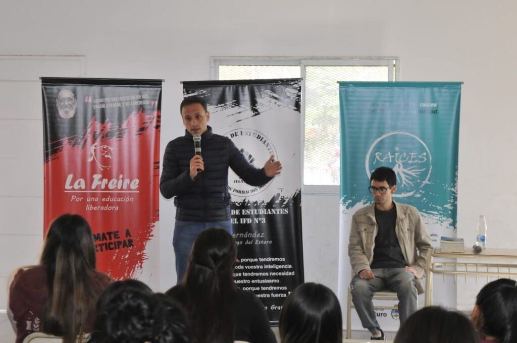 Fernández: Jóvenes abordaron en una charla los años de la Dictadura en Santiago