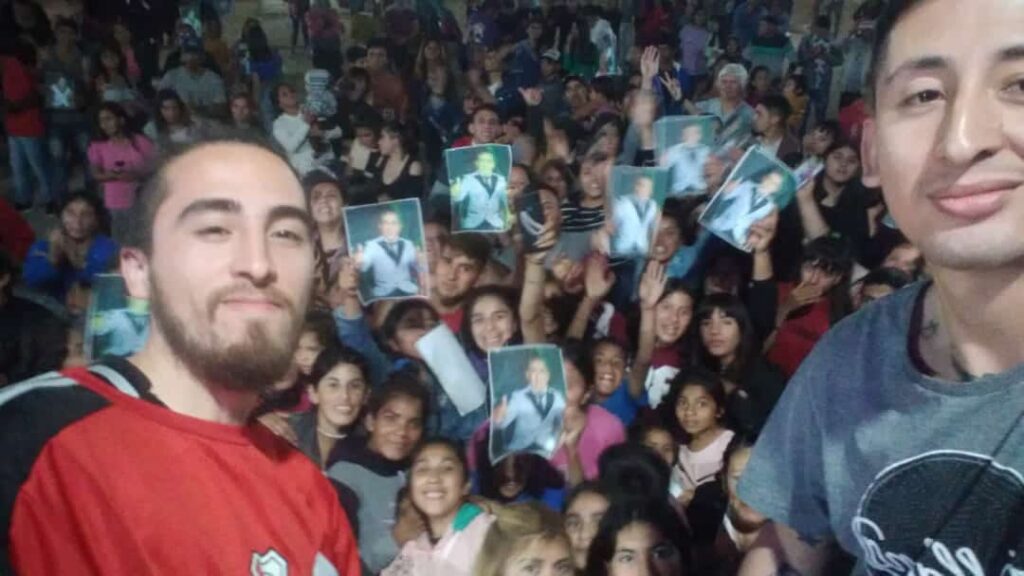 Garza: Los hijos de Huguito Flores participaron en un homenaje al ídolo popular Garza: Los hijos de Huguito Flores participaron en un homenaje al ídolo popular