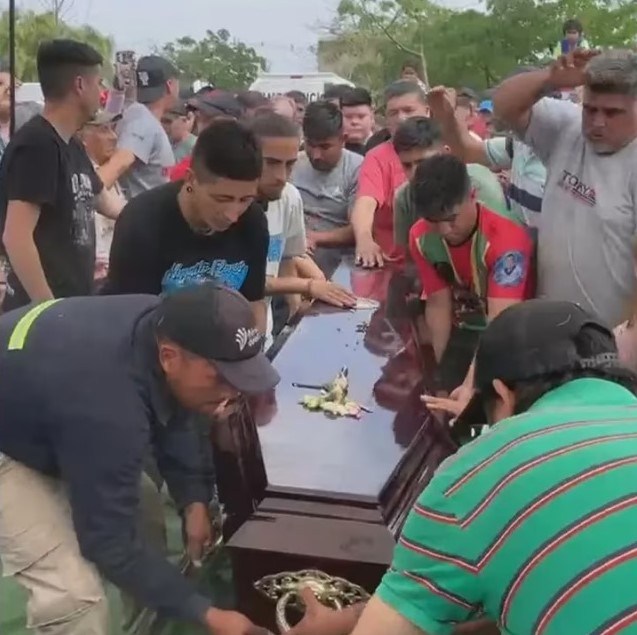 ETERNO: LOS RESTOS DE HUGUITO FLORES YA DESCANSAN EN SANTIAGO ETERNO: LOS RESTOS DE HUGUITO FLORES YA DESCANSAN EN SANTIAGO