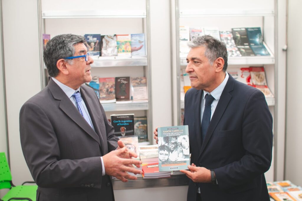 La Fundación Editorial CICCUS donó libros para la creación de una biblioteca municipal