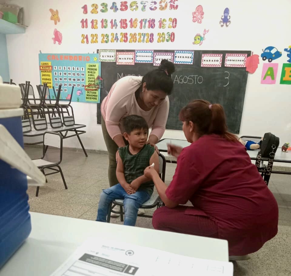 Realizan con éxito una jornada de vacunación en el barrio Salido