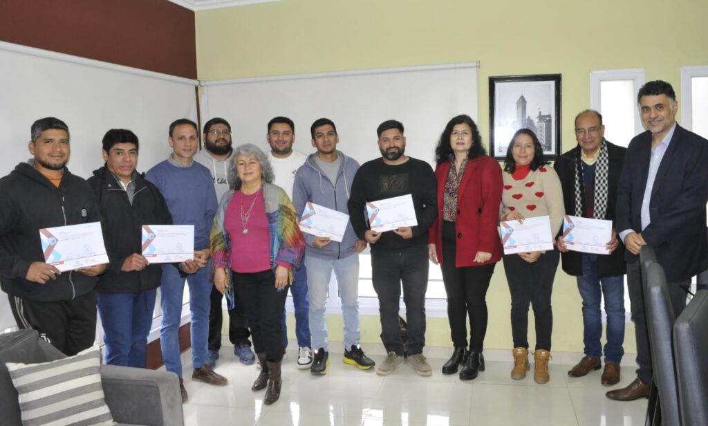 Entregaron certificados a jóvenes de Fernández que se capacitaron en oficios