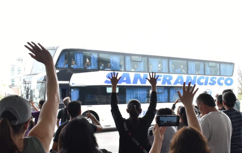 Más de 800 deportistas santiagueños partieron a los Juegos Evita 2023