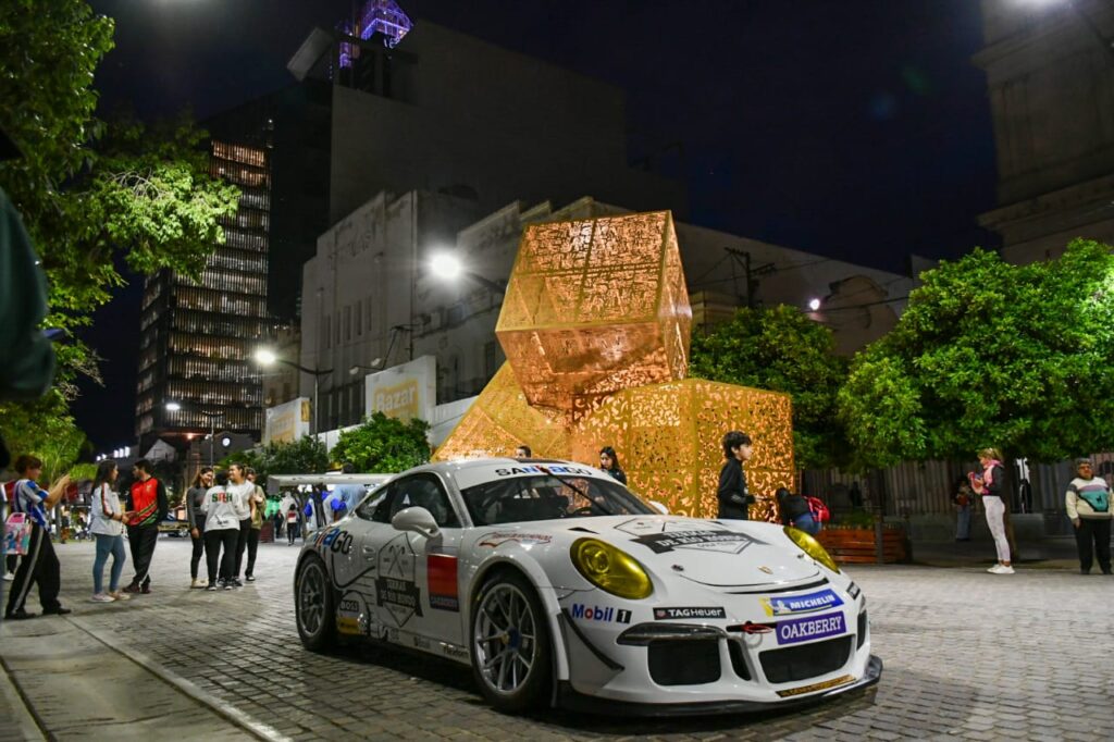 Un auto de la Copa Porsche sorprendió a todos en la plaza Libertad
