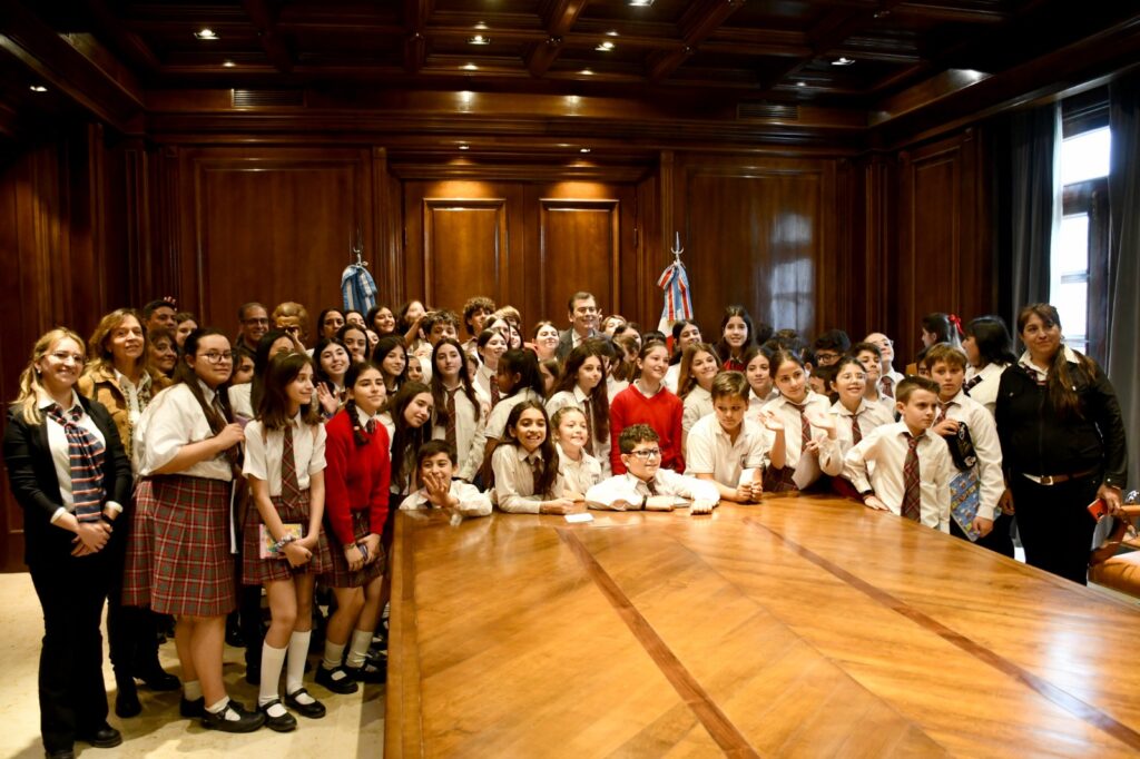 El gobernador Zamora recibió la visita de alumnos del colegio Big Ben School