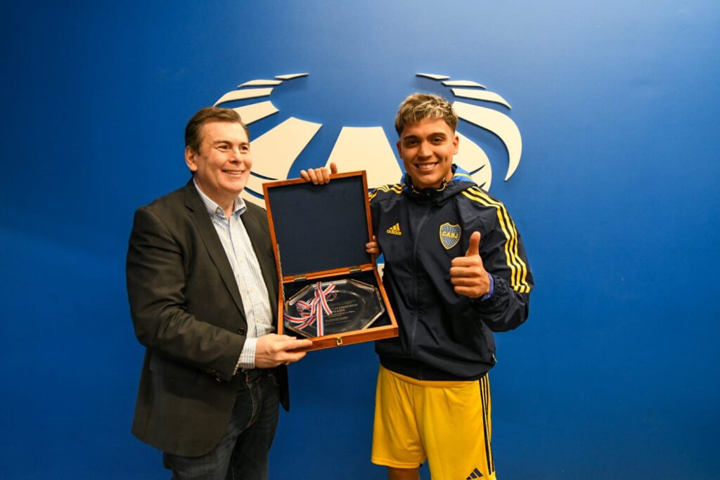 Entregaron una plaqueta de reconocimiento a Exequiel “Changuito” Zeballos