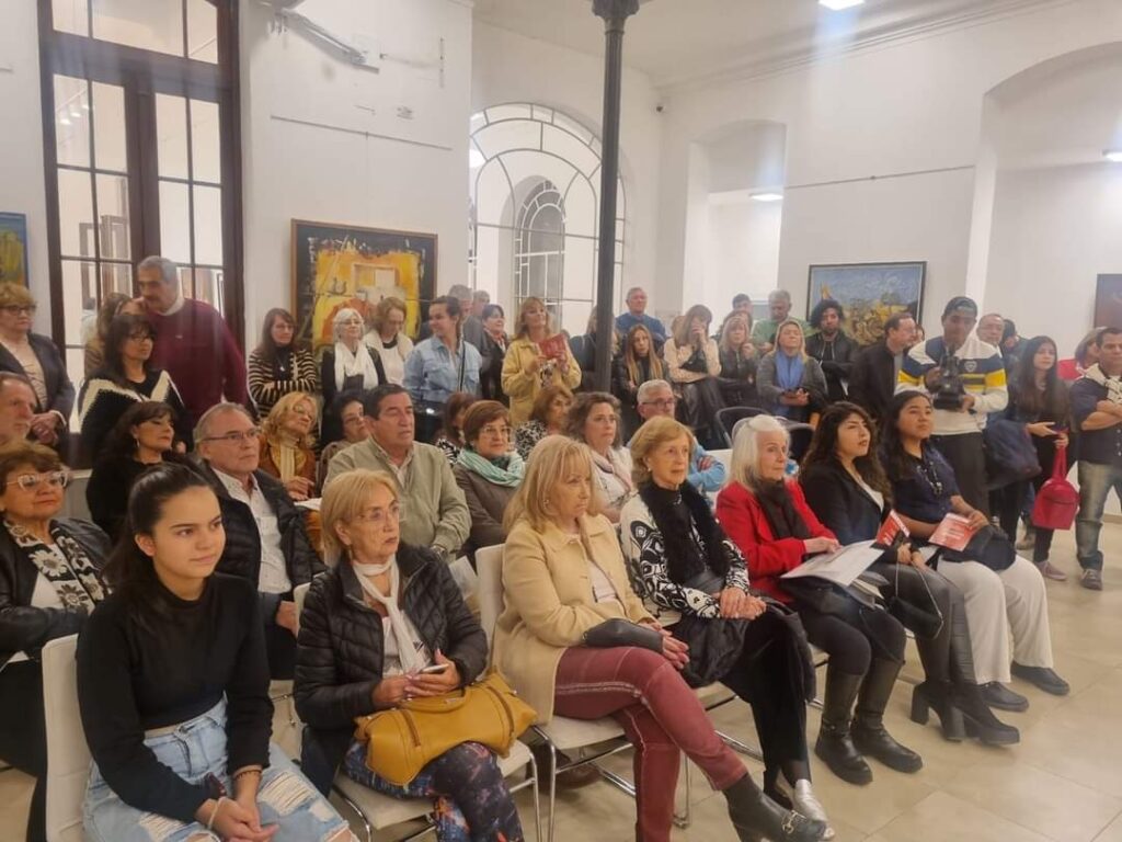 Con más de 40 obras de arte exhibidas habilitó la muestra “La Bohardilla al rojo vivo”