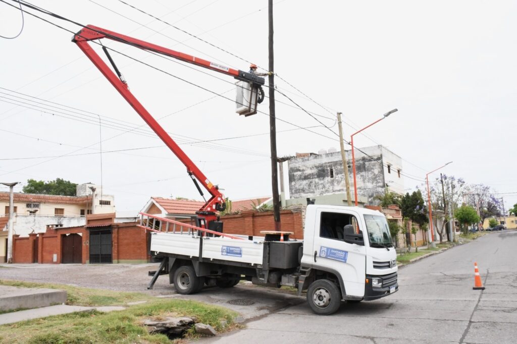 Continúan con la renovación total del alumbrado del barrio Sargento Cabral
