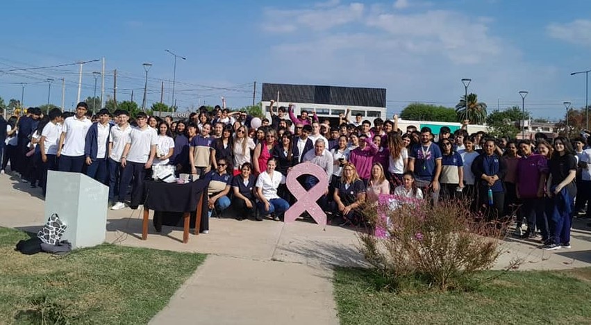 Bandera cerró las actividades de “Octubre Rosa” en la Plaza de la Mujer