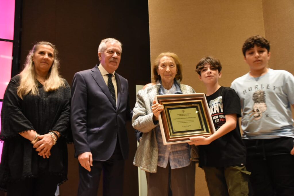 Entregan distinciones a educadores santiagueños por su trayectoria educativa y formativa