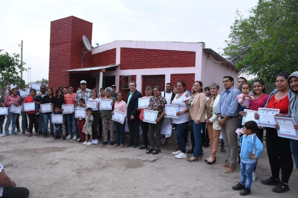 Entregan viviendas sociales a 44 familias de localidades del departamento Robles