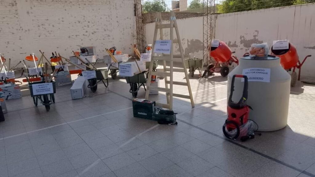 Más de 60 emprendedores de Frías recibieron herramientas de trabajo