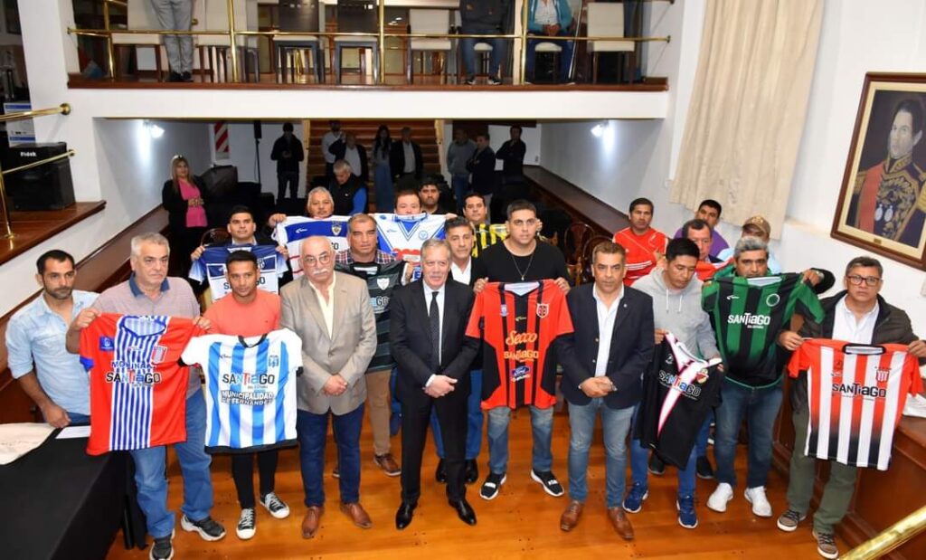 Los clubes de fútbol que representarán a la provincia en el Torneo Regional Amateur 2023 recibieron indumentaria