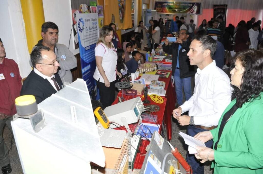 Fernández: Realizan con éxito la primera Expo Feria educativa