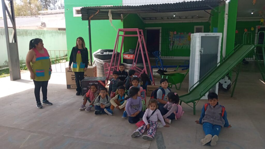 El jardín “Mi Pequeño Labrador” de Colonia El Simbolar recibió mobiliario