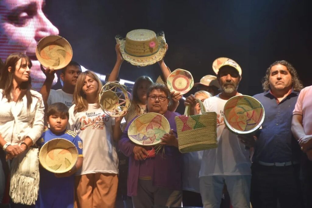 Emotivo homenaje a las cesteras termeñas en la Fiesta Nacional del Canasto