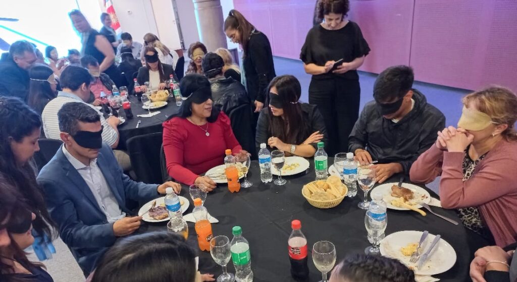 Autoridades participaron de un “Almuerzo a Ciegas” en el “Día Mundial del Bastón Blanco” Autoridades participaron de un “Almuerzo a Ciegas” en el “Día Mundial del Bastón Blanco”