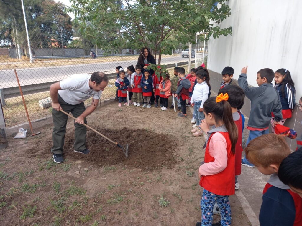 El jardín de infantes “Carrousell” inició su propia huerta con ayuda del municipio bandeño El jardín de infantes “Carrousell” inició su propia huerta con ayuda del municipio bandeño