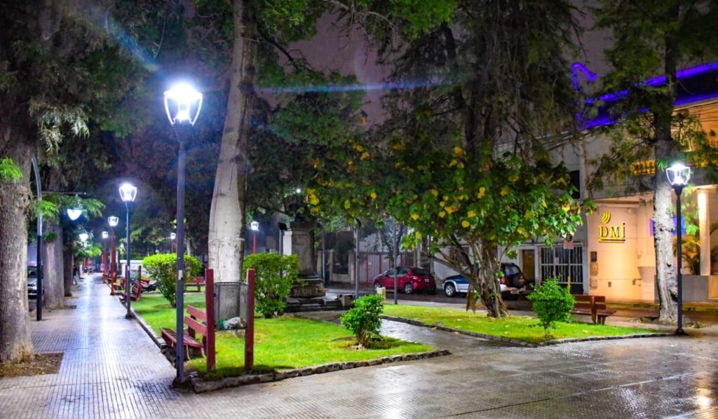 Continúa el programa de reconversión a LED en espacios verdes de la Capital
