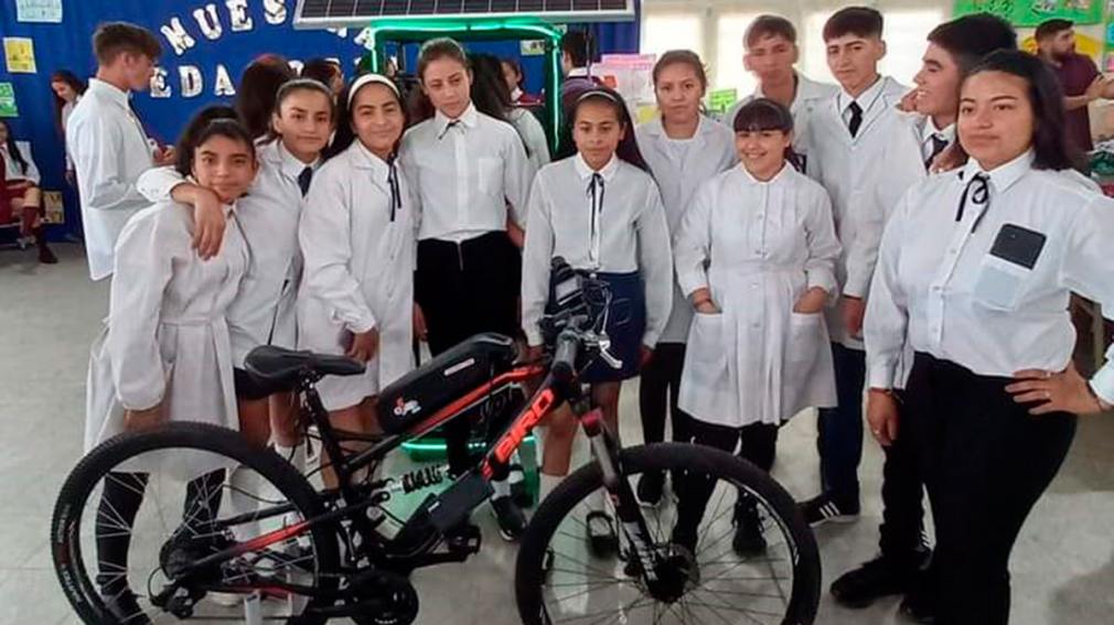 Estudiantes de Herrera diseñaron una bicicleta a base de energía solar