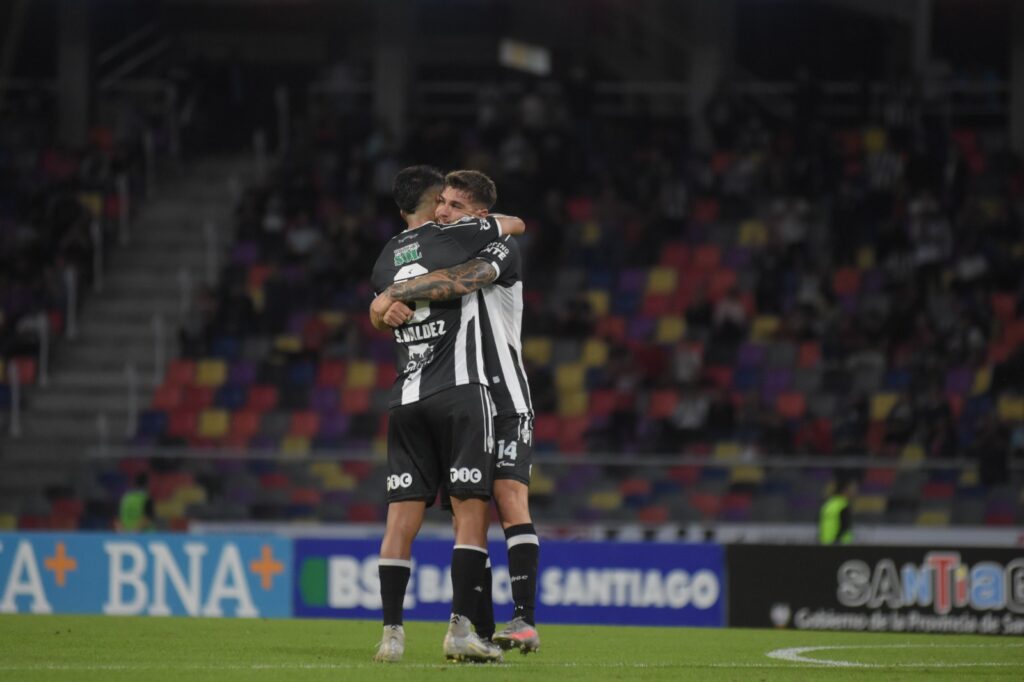 ABRAZADOS A UNA ILUSIÓN ABRAZADOS A UNA ILUSIÓN